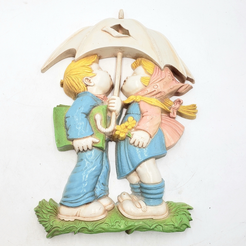 1977 Homco Boy Girl Kissing Umbrella Resin Wall Decor Retro Childrens 12.5 inch